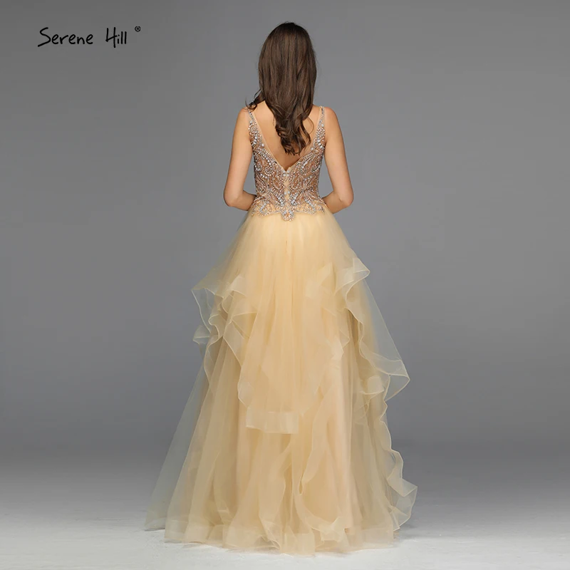 Золотое вечернее платье без рукавов с v-образным вырезом украшенное бисером и