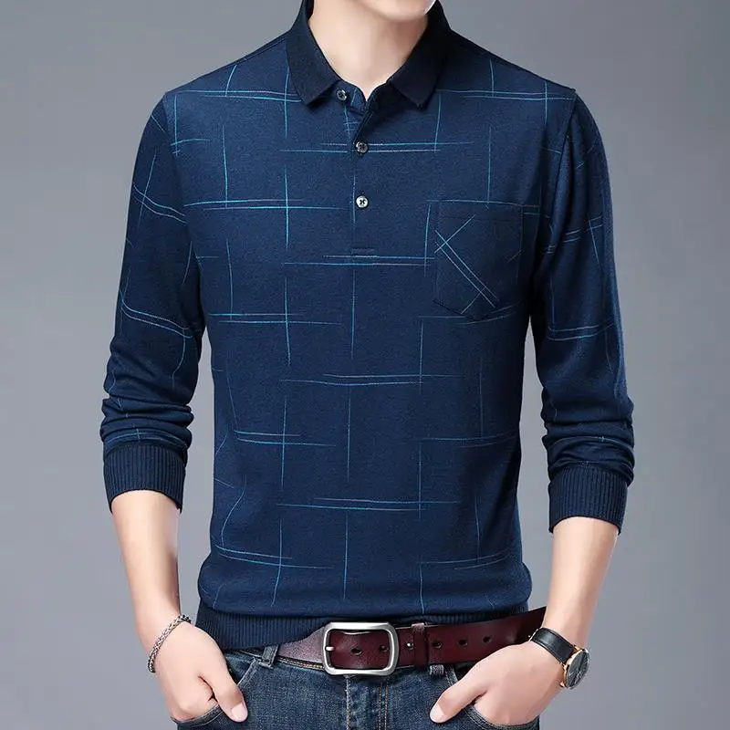 

Middle-aged men long sleeve T-shirt easing in autumn