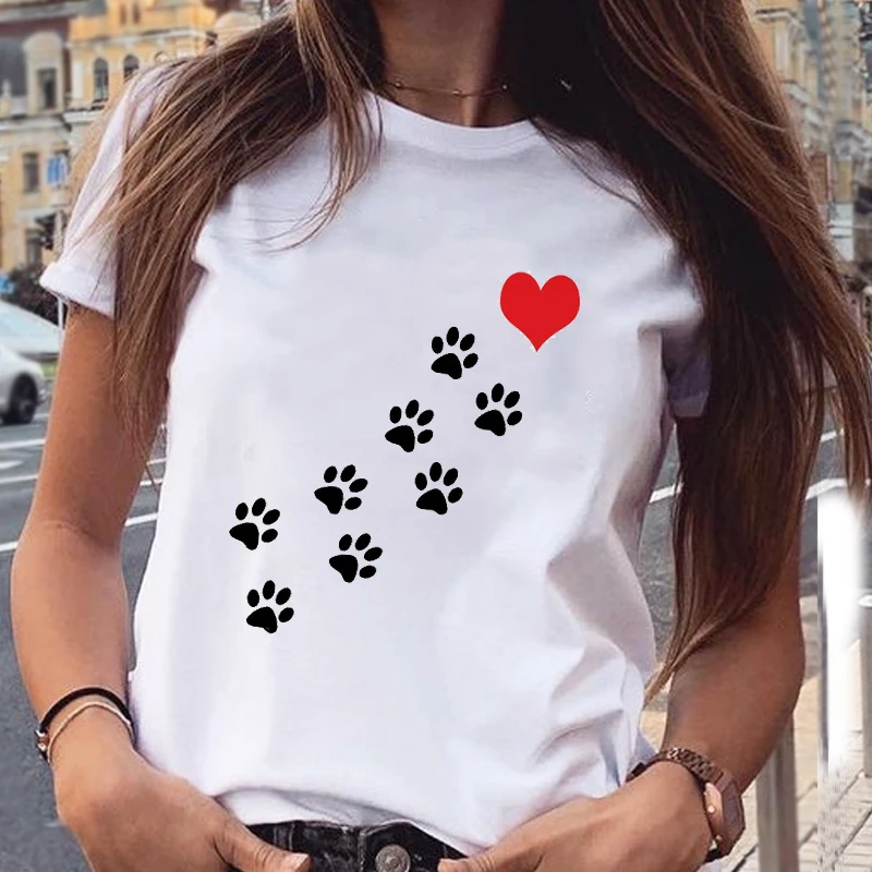 

Женская футболка с рисунком «Собачья лапа» и надписью «Love»