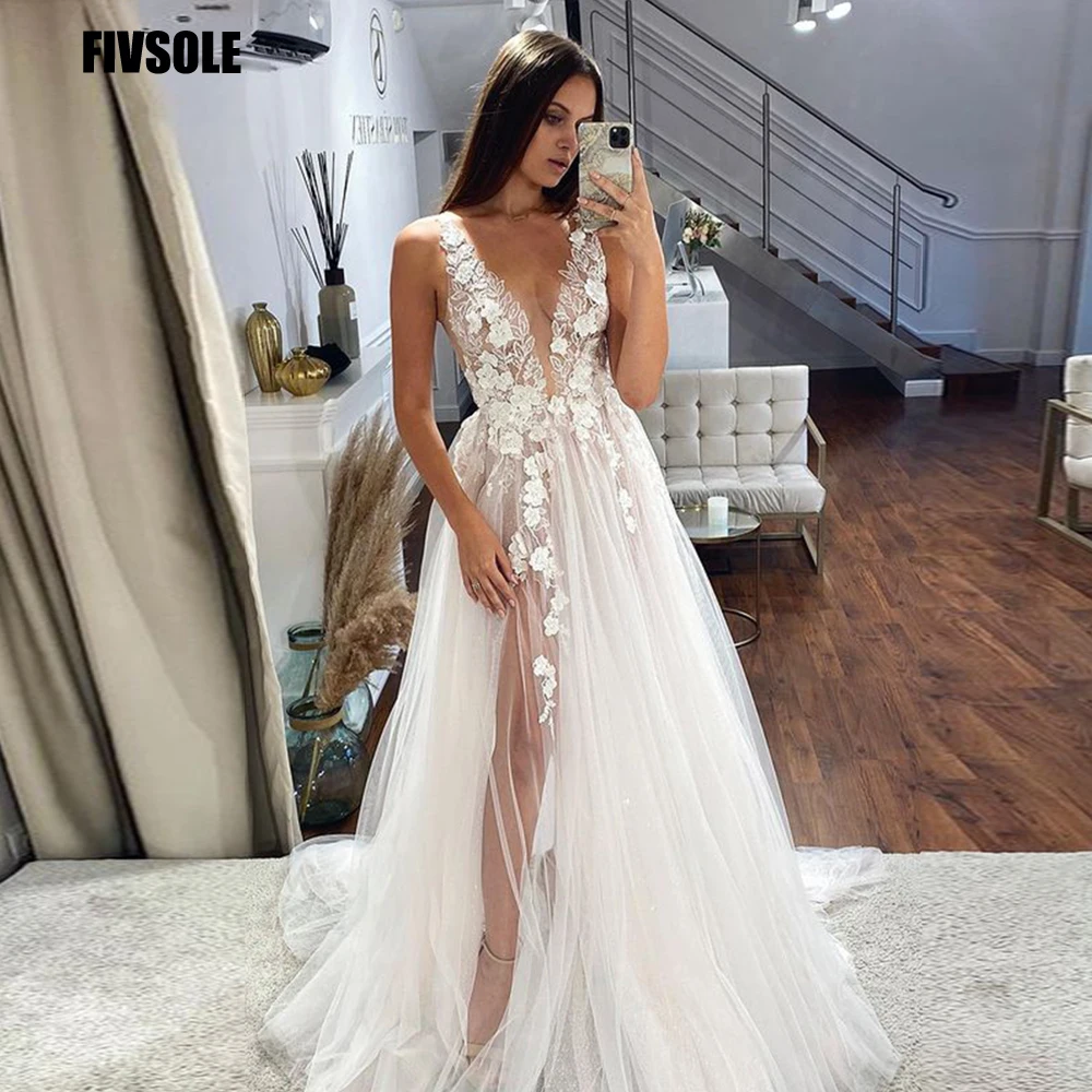 

Платье свадебное кружевное без рукавов с V-образным вырезом и аппликацией