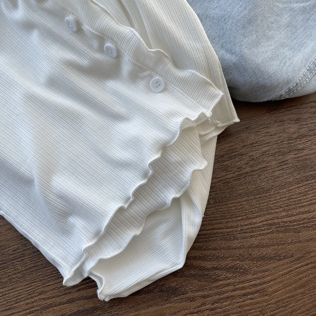 

Autumn New All-match Short Style V-neck Solid Color Top with Wood Ears, Korean Version of Thin-breasted T-shirt Bottoming Shirt