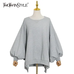 Женский свитшот TWOTWINSTYLE, Белый Свободный свитшот с круглым вырезом и рукавами летучая мышь, с Боковым Разрезом, на осень, 2020