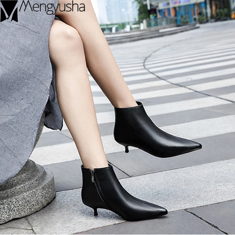 Женские ботильоны на тонком каблуке однотонные кожаные классические ботинки