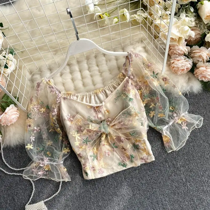

coat in 2020, the new female heavy embroidery white gauze sweet small hubble-bubble sleeve short unlined upper garment