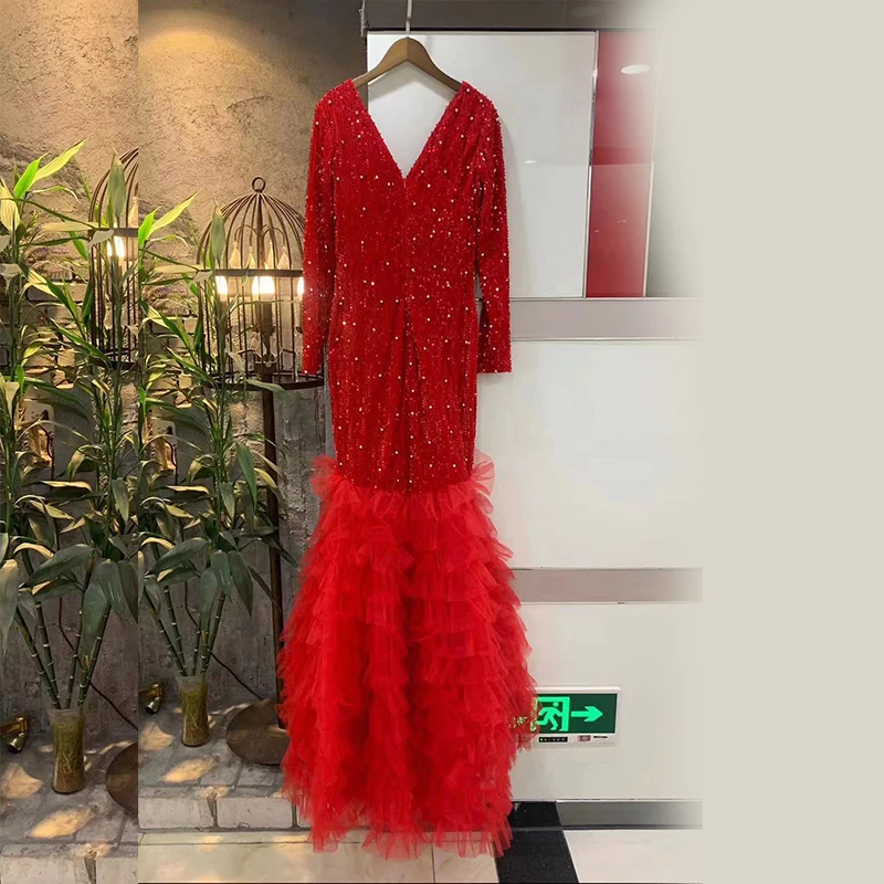 Роскошное красное вечернее платье с длинным рукавом украшенное стразами и