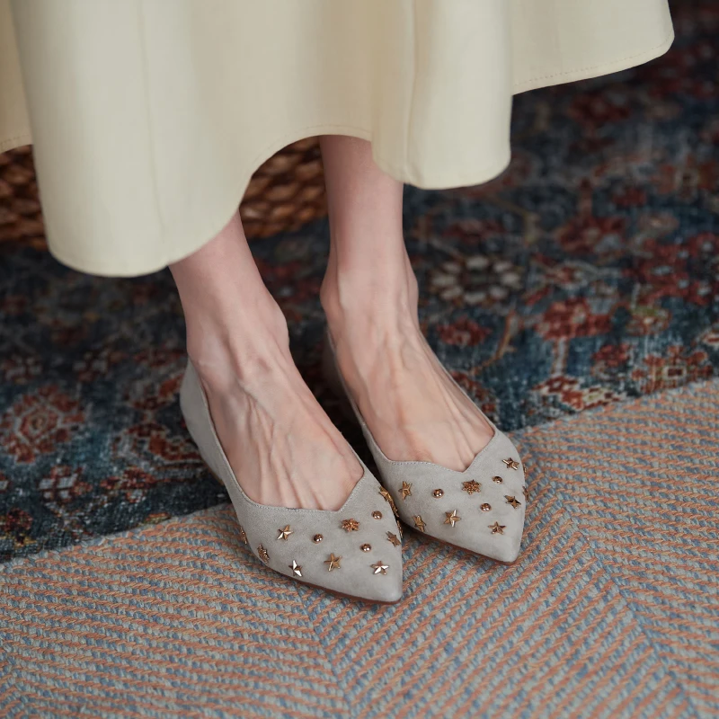 

2021 spring new pointed shallow mouth single shoes women flat leather rivet boat shoes low heel women's shoes with a pedal