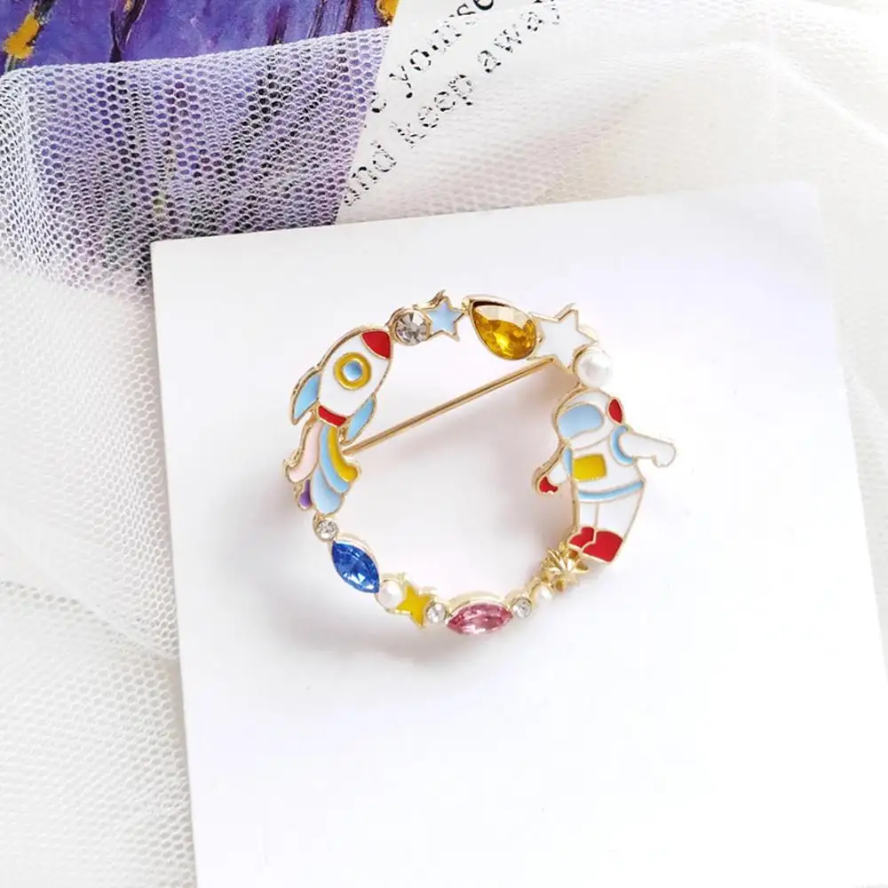 Космическая эмалированная булавка круглая синяя брошь космонавты и ракеты