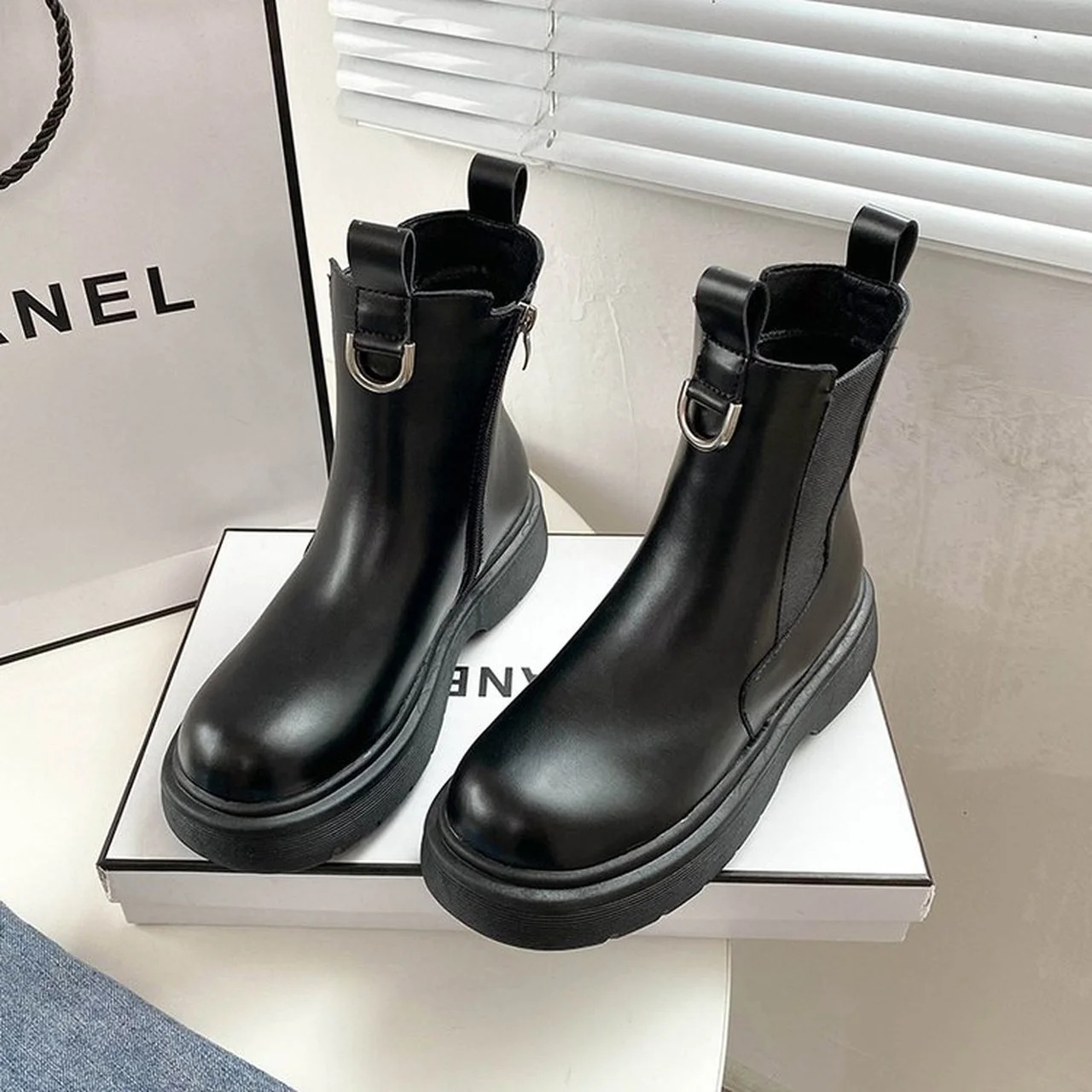 

Модные ботильоны, повседневная женская обувь на платформе, новинка осень-зима 2021, черные женские короткие ботинки на толстом каблуке с боко...