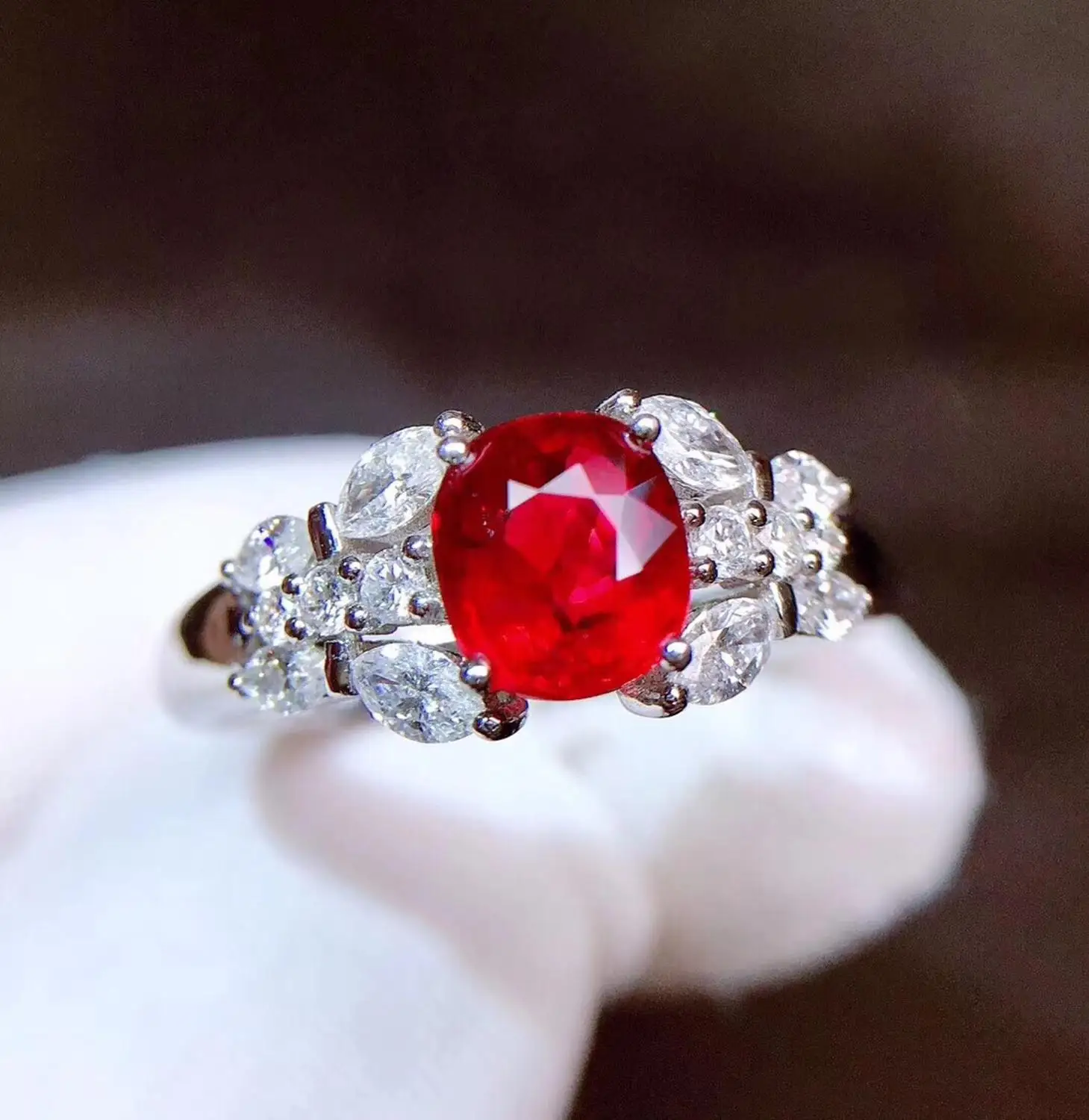 Кольцо женское из чистого 18 каратного золота с натуральным красным Рубином 1 01