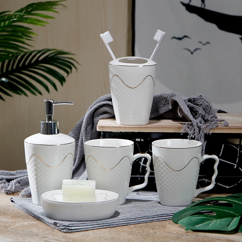 Рельефные керамические аксессуары для ванной комнаты с деревянным подносом