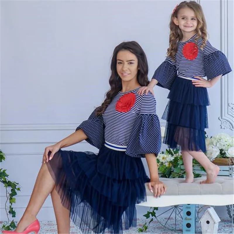 

Mom and Daughter's Stripe Dresses for Summer Fashion Family Matching Clothes of Mother and Child's Family Look Outfits
