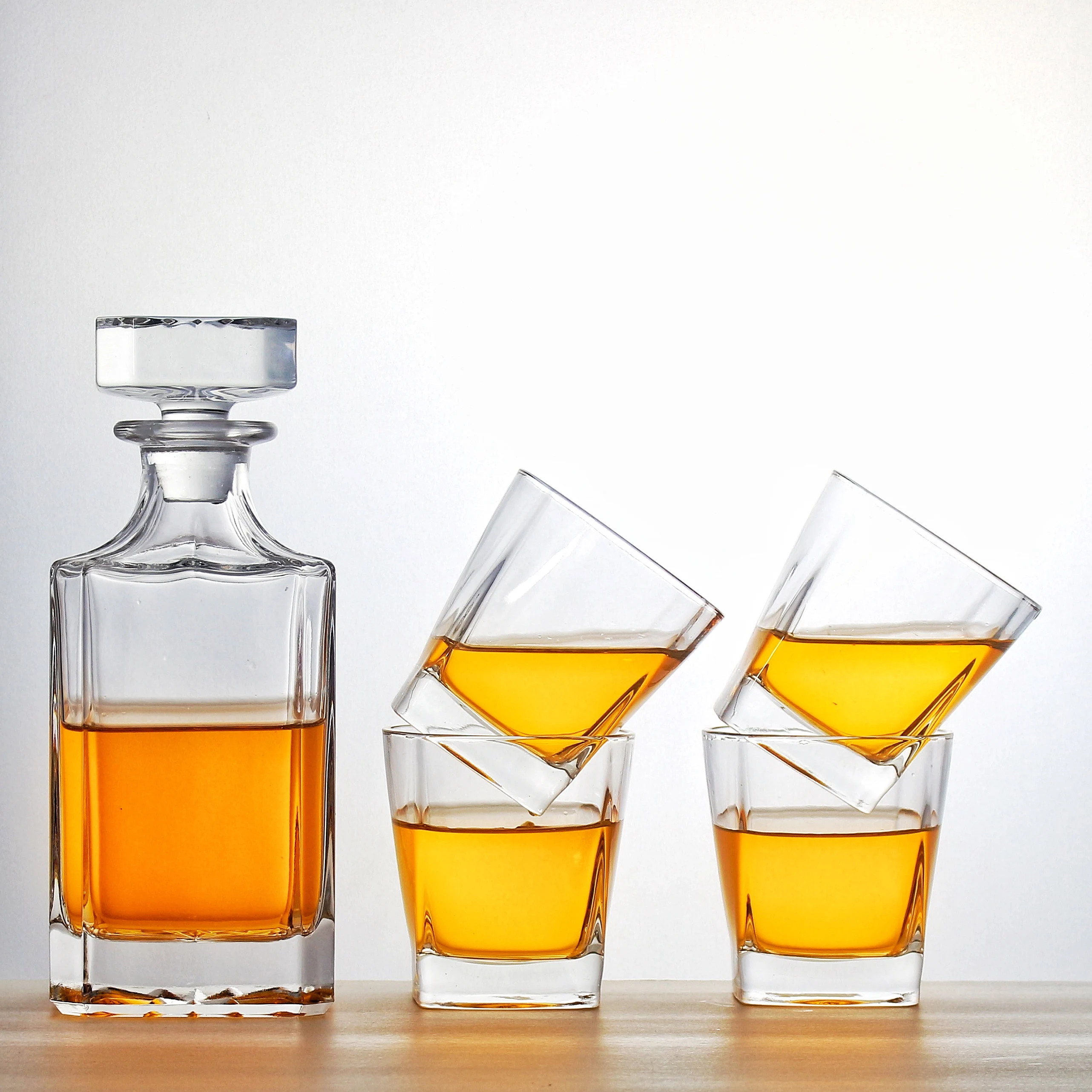 

Стеклянный графин для виски, набор из 5 предметов в роскошной подарочной коробке, прозрачный графин без свинца с 4 бокалами для виски