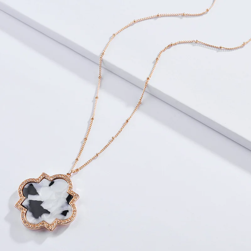 

Pave Crystals Quatrefoil Good Luck Long Saturn Chain Pendant Necklaces Acrylic Resin Magnolia Fashion Women Jewelry Daily Gift