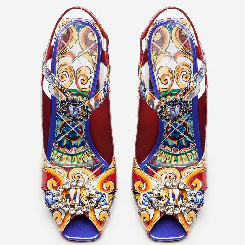 Женские сандалии на высоком массивном каблуке с цветочным принтом и стразами