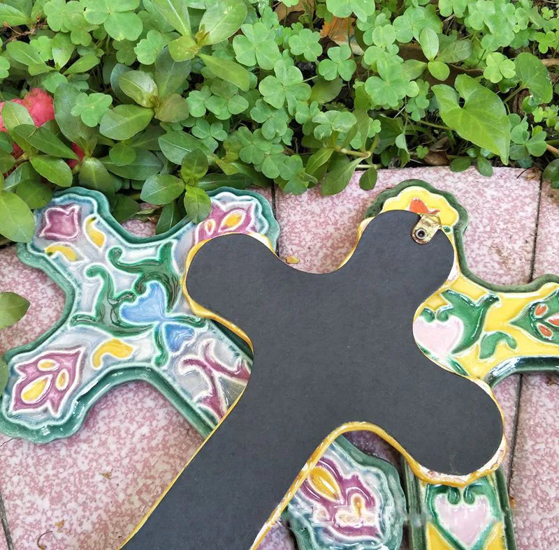 Крестовая скульптура керамические изделия окрашенные нежные украшения песочное