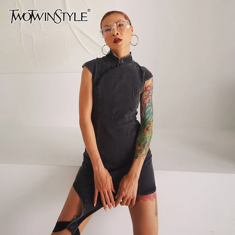 

Женское джинсовое платье TWOTWINSTYLE, голубое Асимметричное мини-платье с воротником-стойкой, короткими рукавами, высокой талией и асимметричны...