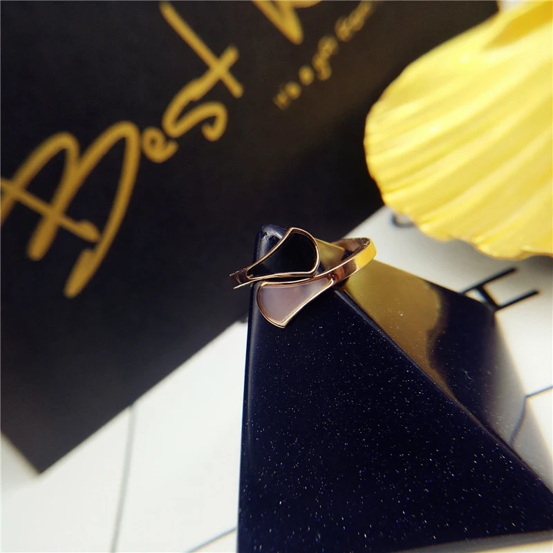 

Black White Shell Top Quality Titanium Steel Finger Rings Beauty Fashion Accessories Female Ring Fashion Jewelry Gifts Women