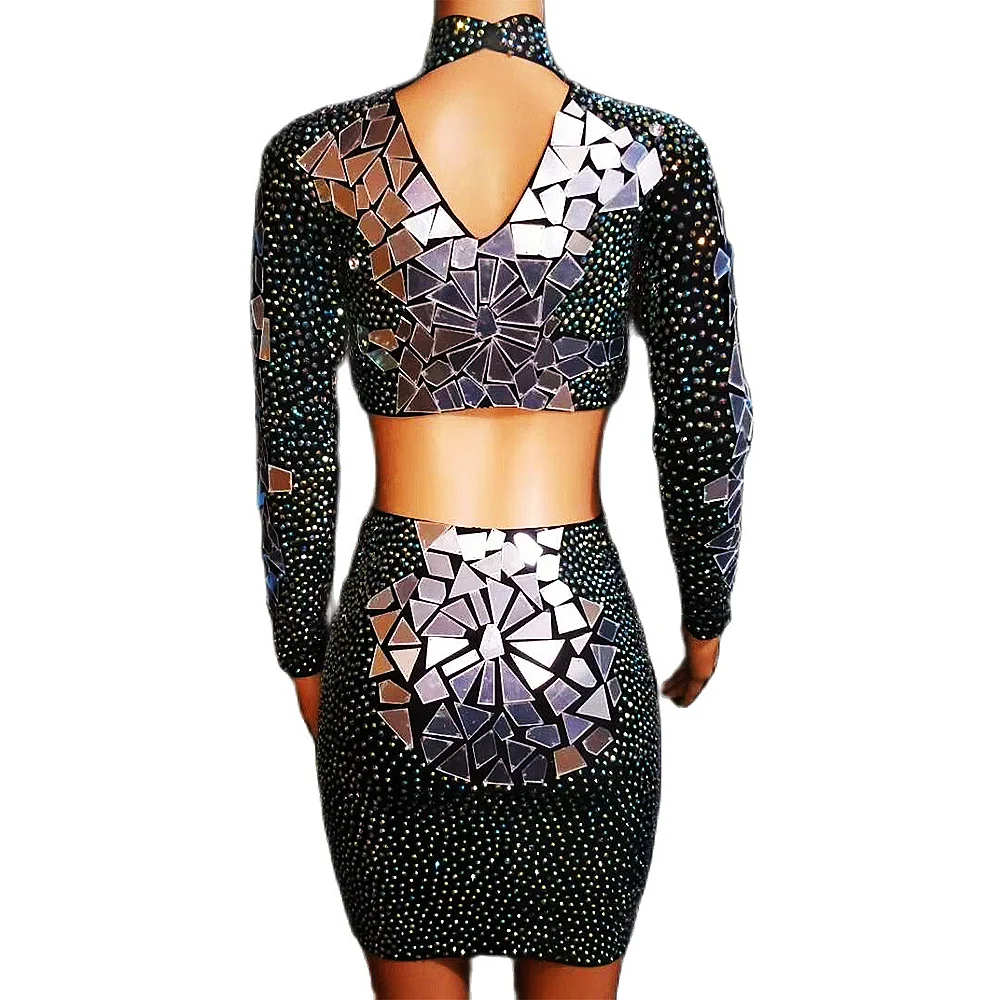 Костюм из двух предметов со сверкающими зеркальными блестками и стразами