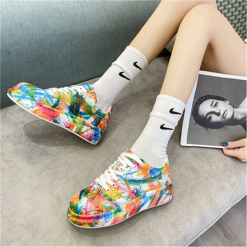 

Fall 2021 New Women Shoes Graffiti Thick Soled Lace Up Vulcanized Shoes Luxury Designer Women Sports Shoes Flat White Shoes