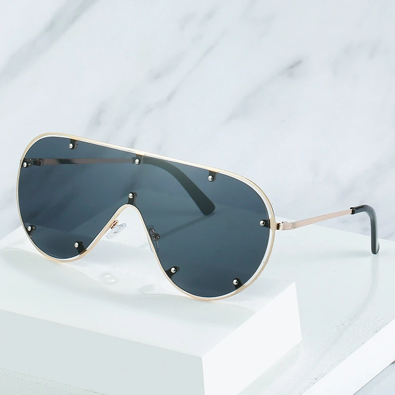 

Hot new Metal trend Avant-garde Siamese Sunglasses men UV400 drive Sunglasses rivet Toad Big box Sunglasses women
