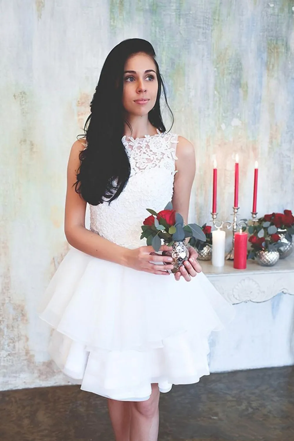 Robe de mariée en Organza, courte, col en bijou, dentelle, Appliques de fleurs, Illusion de perles, boutons au dos, volants à plusieurs niveaux  (0)