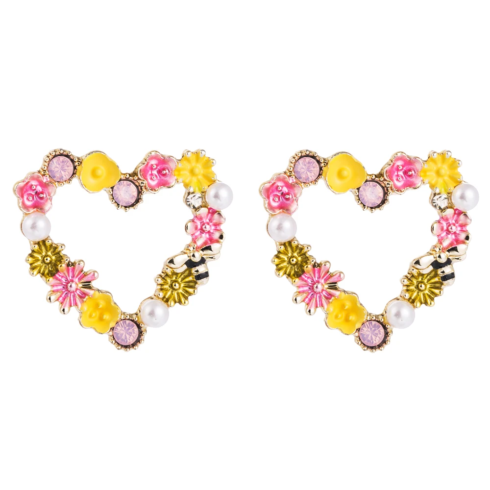 

2020 New Arrivals Flowers and Bees Pearl Woman Stud Earrings Creative Hollow Heart Circle Crystal Metal Statement Stud Earrings