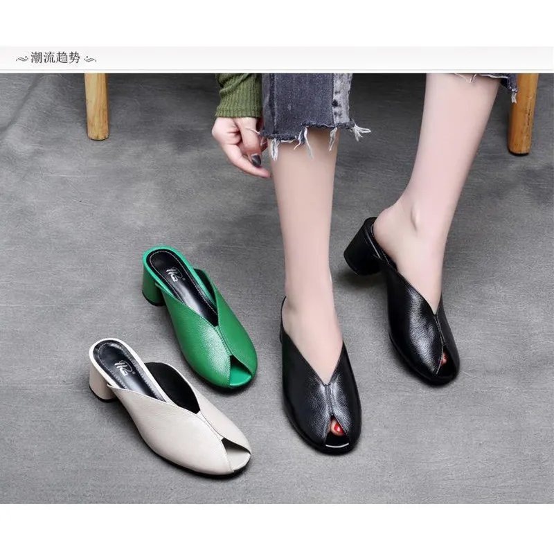 Женские шлепанцы на высоком массивном каблуке без застежки в британском стиле |