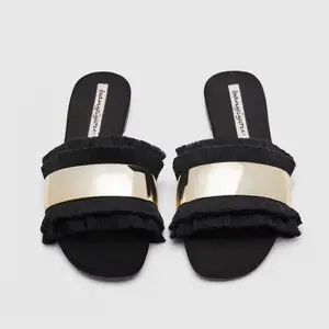 Удобная обувь; женские шлепанцы со стразами; модные шлепанцы с металлическими украшениями; Вьетнамки с меховой бахромой; летние шлепанцы на плоской подошве; женская обувь