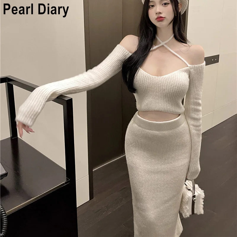 

Женский трикотажный костюм из двух предметов, привлекательный короткий топ с длинным рукавом и перекрестной лямкой на шее и облегающая дли...