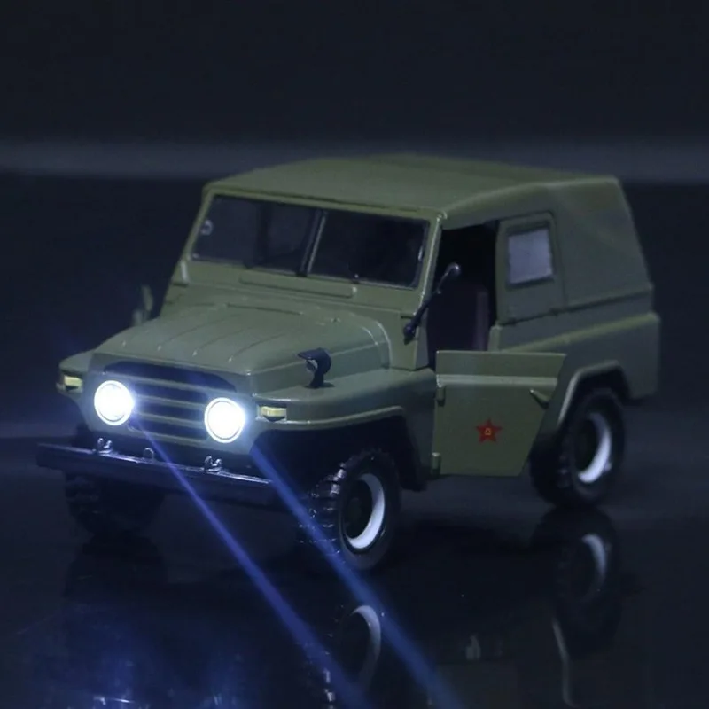 Модель джипа в масштабе 1:32 игрушечный автомобиль со световым звуком