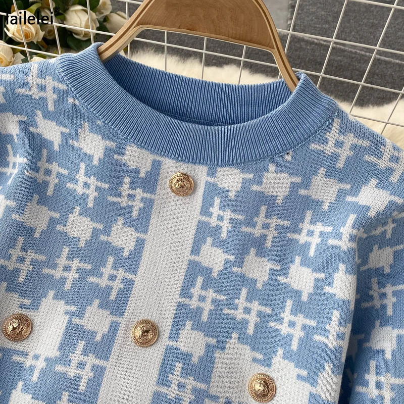 Трикотажное мини-платье с рисунком гусиные лапки на пуговицах соблазнительное