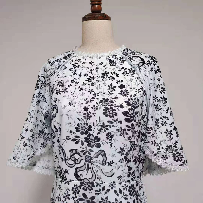 

TWOTWINSTYLE Vintage Print Floral Maxi Dress For Women O Neck Ruffle Sleeve High Waist Patchwork Lace Dresses Female New Autumn