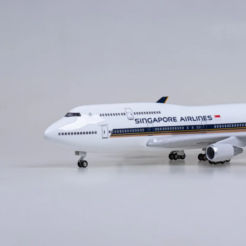 47-сантиметровая модель самолета игрушки B747 AIR Singapore Airways с светом и колесом, масштаб 1/150, литьевое смоло-сплавное крыло.