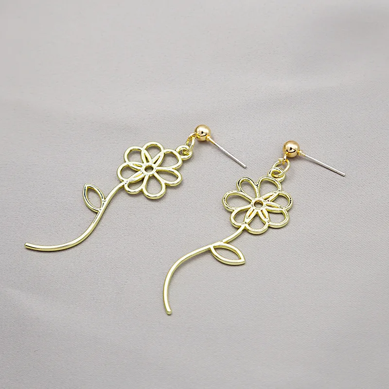 

Silver needle retro hollow flowers small fresh lines abstract earrings 2021 trend creative wild fashion long earrings