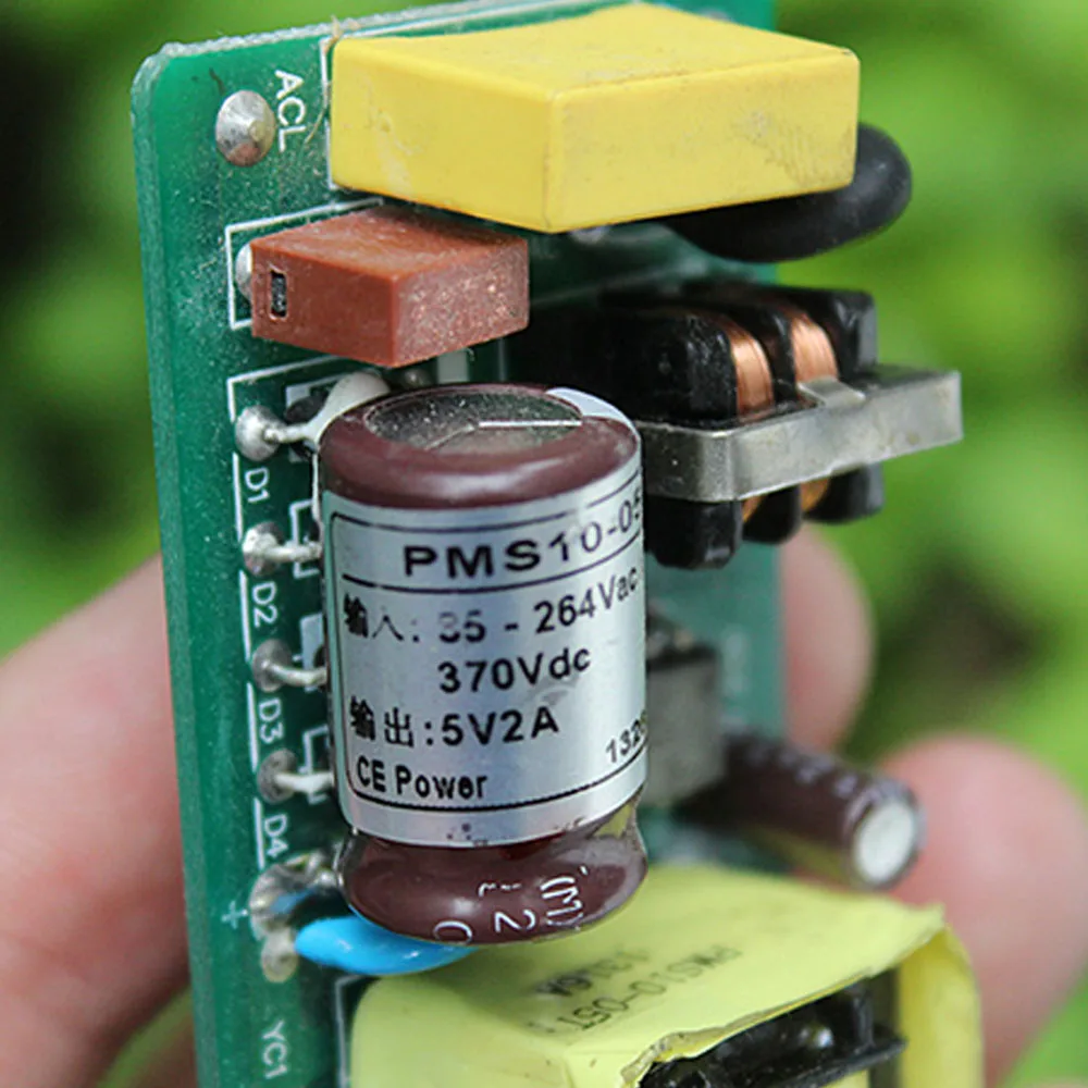 Понижающий регулятор напряжения с 5 в пост. Тока 2 а входом питания 110 В 220