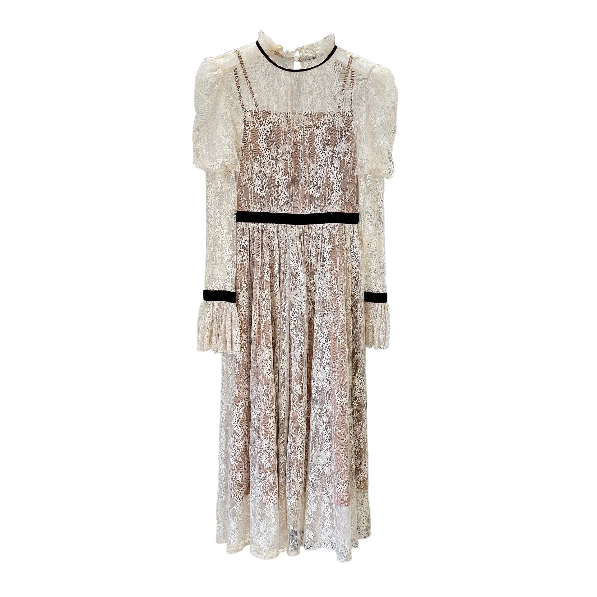 

Listen to the dew" is a long dress with cut-out lace of early spring 2021