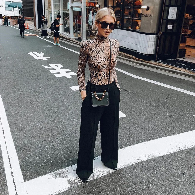 Модель 2021 года облегающая футболка с длинными рукавами и принтом змеи в стиле