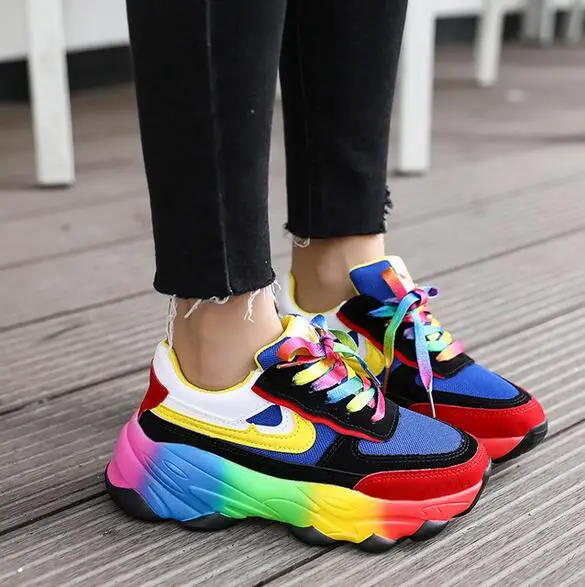 Разноцветные кроссовки женские