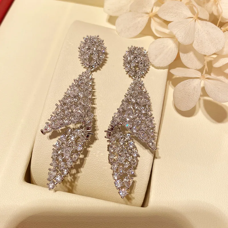 

Модные большие женские серьги-подвески с фианитом