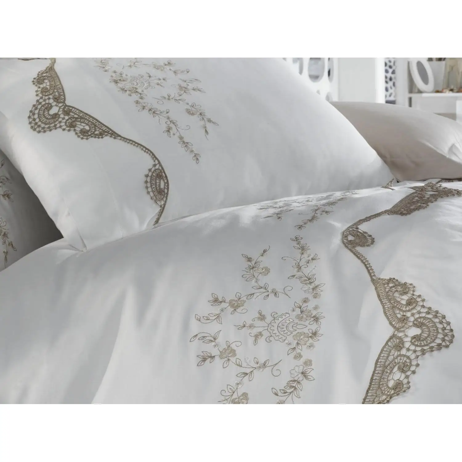 

Paradise Embroidered Laced Cotton Satin Double Duvet cover set