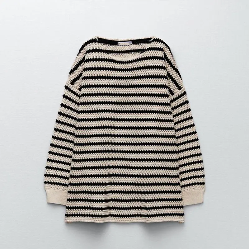 Женский трикотажный свитер в полоску с круглым вырезом и длинным рукавом |