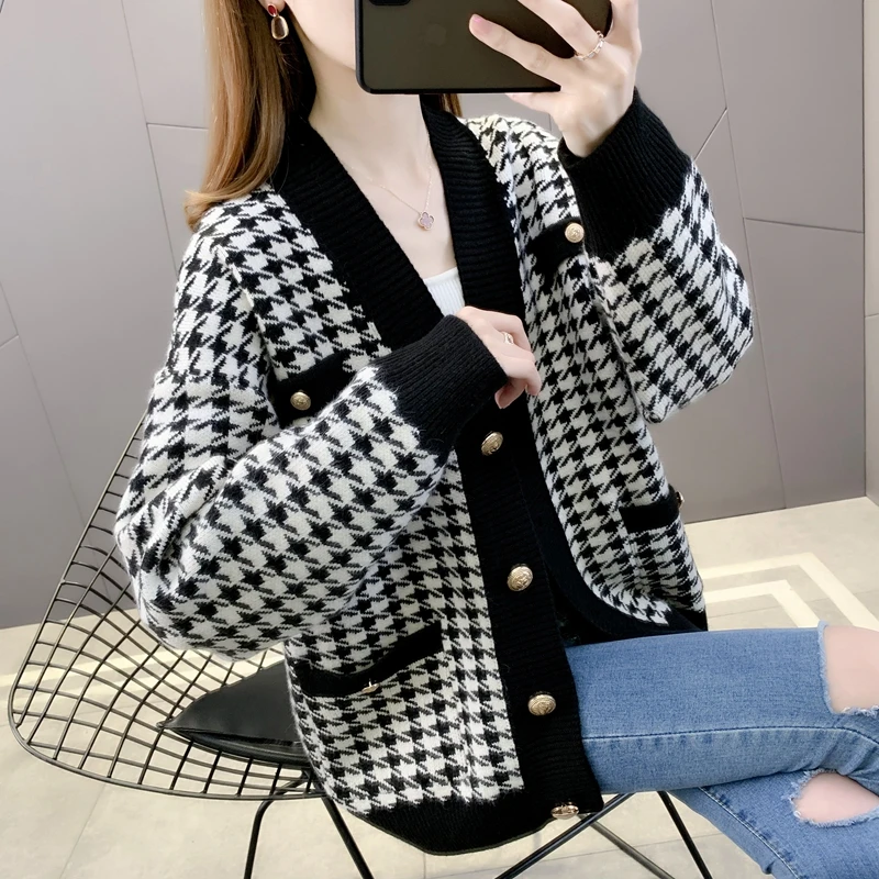 

Кардиган с V-образным вырезом и полосками на кармане