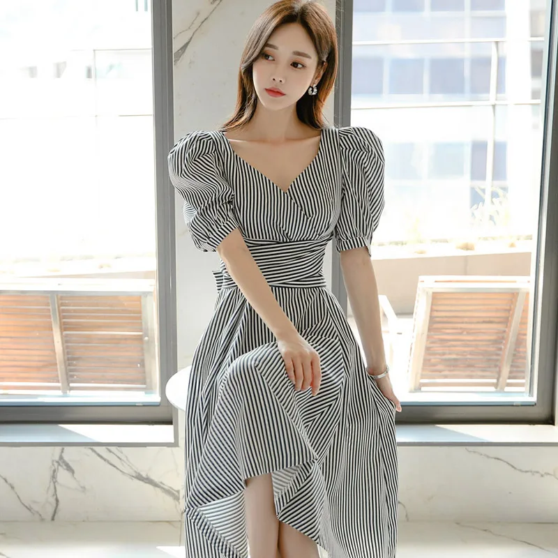 Женское платье-миди в полоску с V-образным вырезом и коротким рукавом | Женская