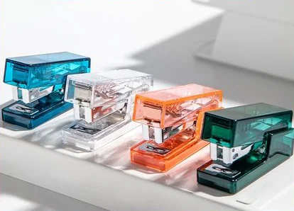 

Степлер Deli NS083F, прозрачный степлер для студентов, стандартный степлер вместимостью 2-12 листов со скребками 640 шт., 24/6 для канцелярских принад...