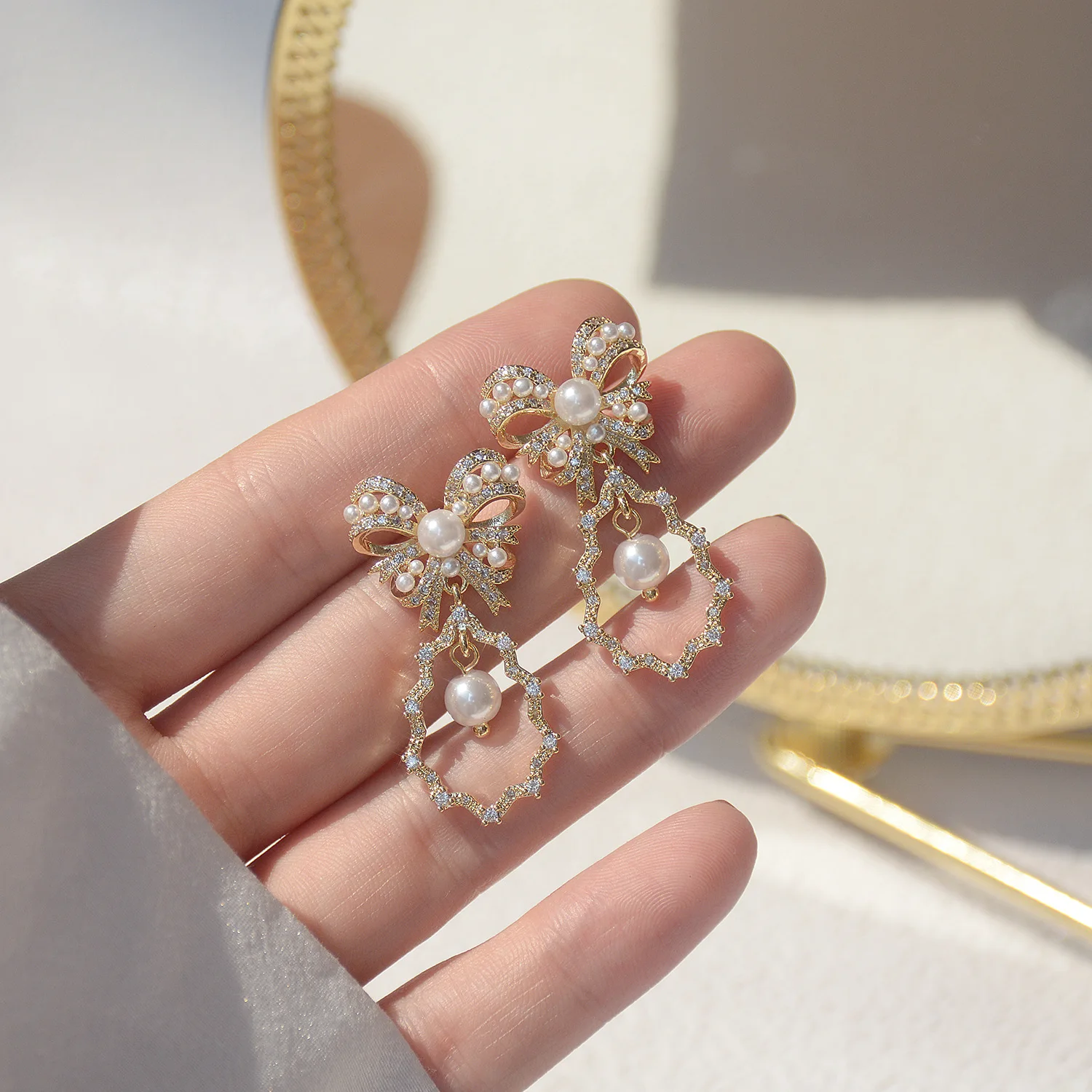 

Fashion Micro-inlaid AAA Zircon Full Diamond Pearl Temperament Court Style Lolita Bow Pendant Retro Earrings Female Gift Party