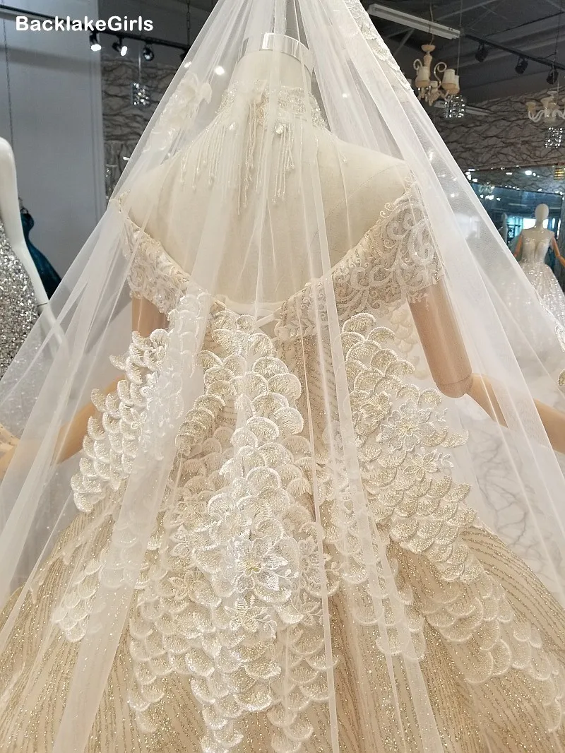 Пышное свадебное платье с коротким рукавом и ожерельем кисточками богемное в пол