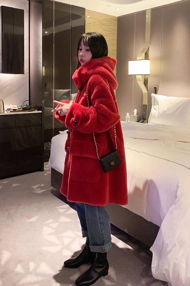 

2020 New Winter Women Korean Warm Real Lamb Fur Hooded Coat Ladies Natural Sheep Shearing Cloak Horn Button Long Overcoat S27