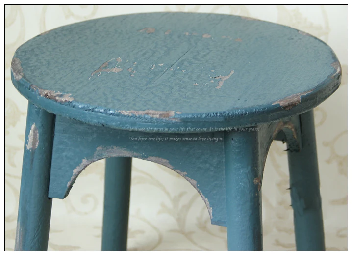 Шебби шикарный старый стул из массива дерева с четырьмя круглыми ножками и