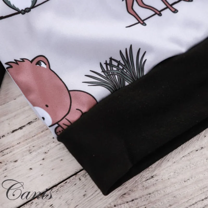 Очень милая детская одежда с капюшоном толстовки длинными рукавами и принтом