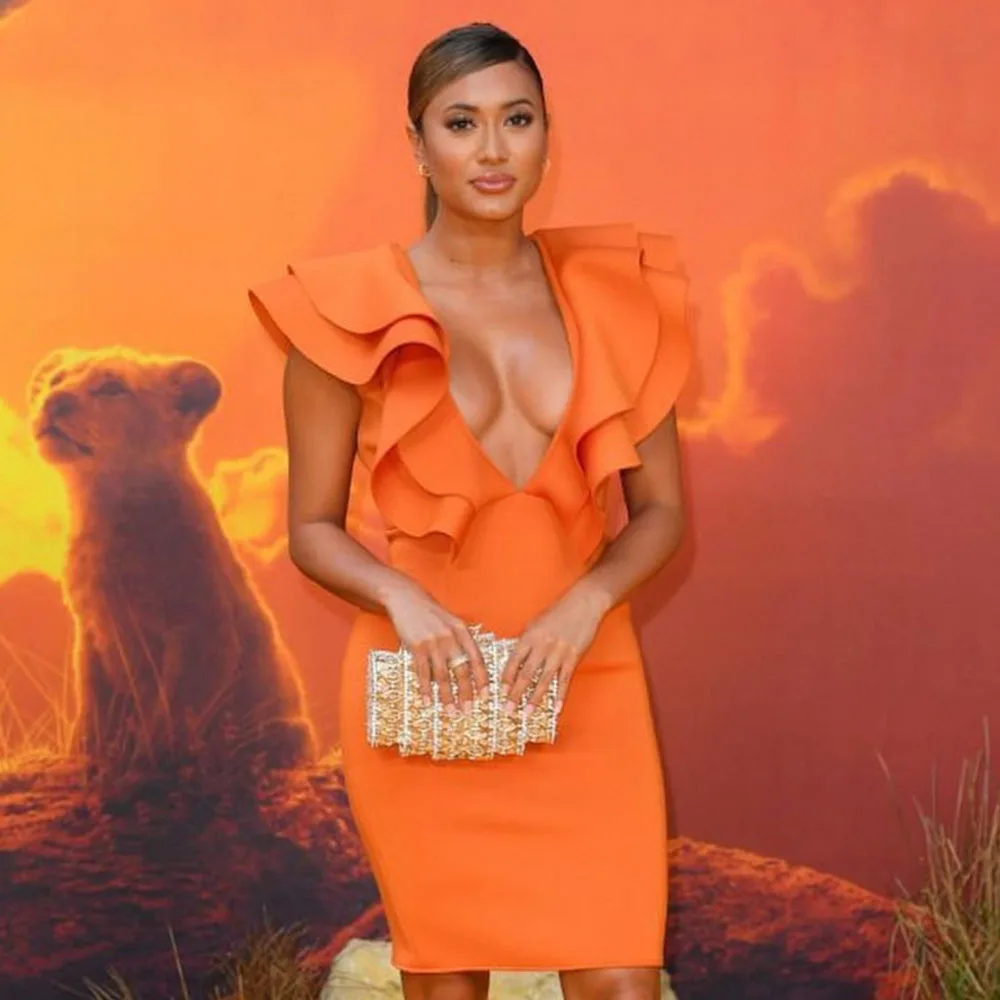 Женское вечернее платье без рукавов оранжевое с оборками глубоким V образным